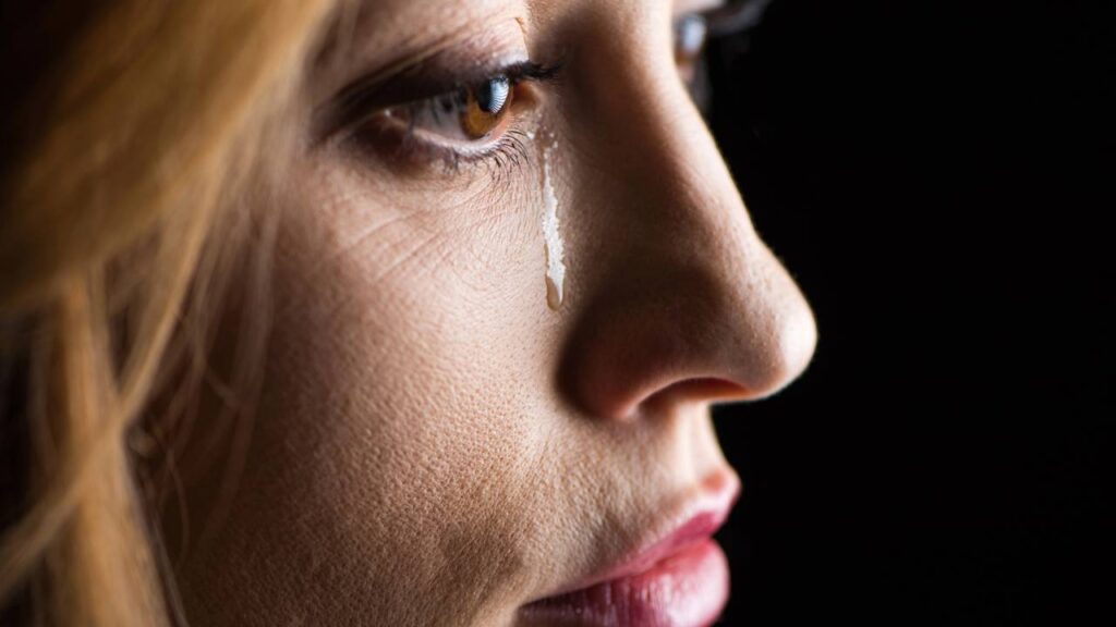 Chorar com facilidade não é fraqueza: a psicologia explica o que esse hábito pode revelar
