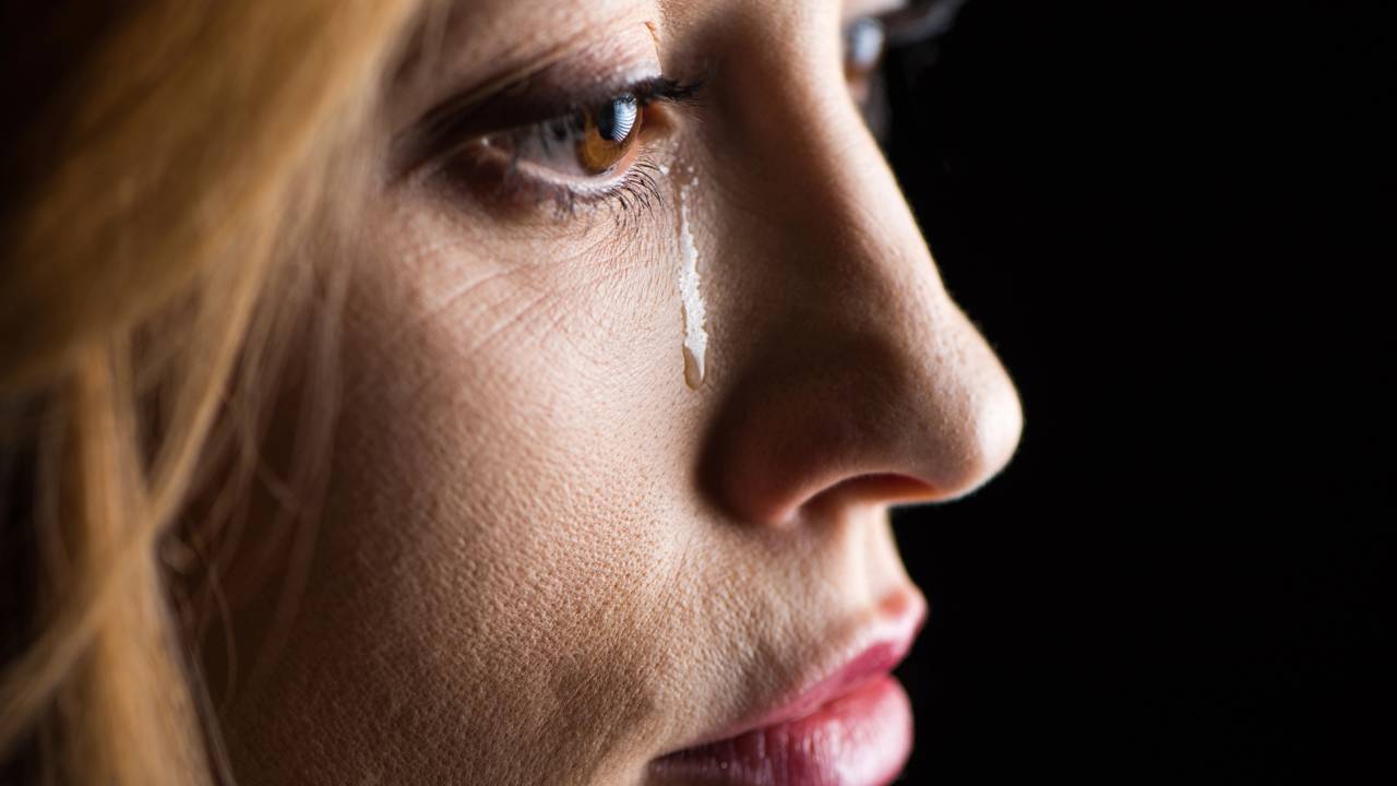 O choro, além de "soltar" o que está reprimido em nós, traz inúmeros benefícios para a saúde mental - Créditos: depositphotos.com / IgorTishenko