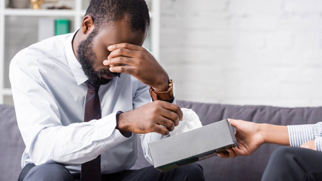 Chorar não só liberta, mas também te ajuda - Créditos: depositphotos.com / AndrewLozovyi