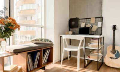 Montei um cantinho de música com painel acústico e prateleira flutuante