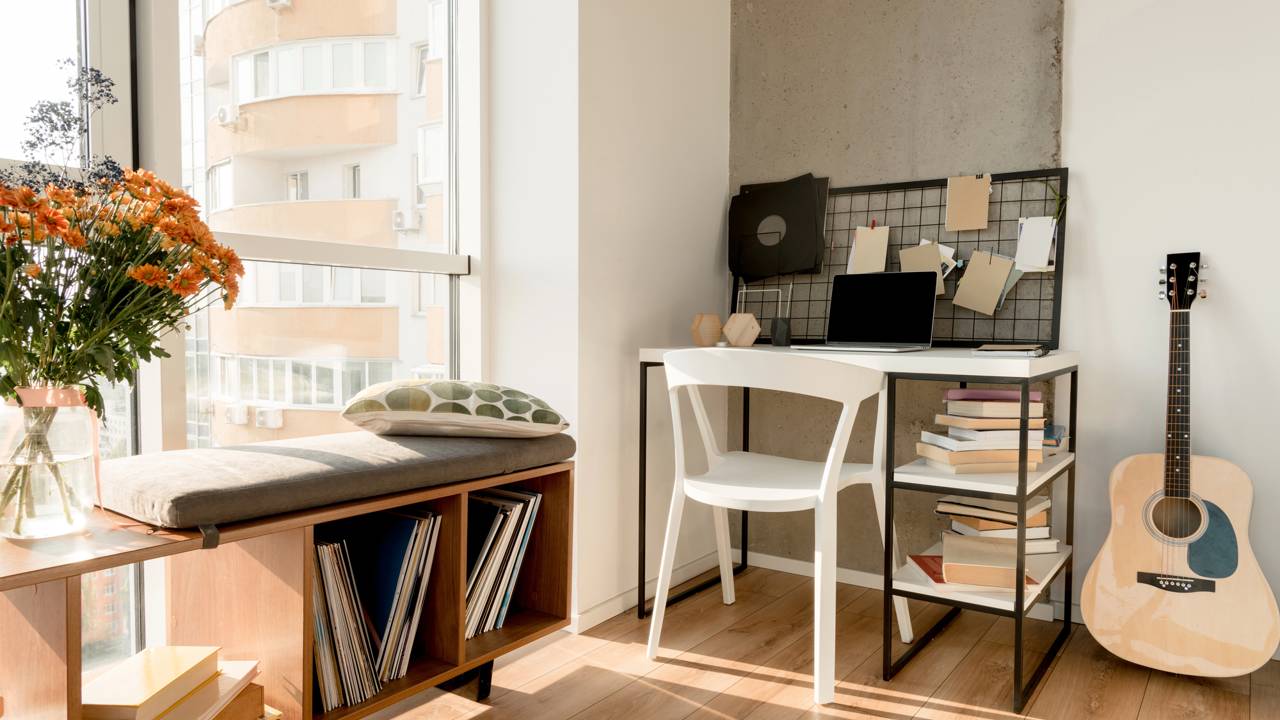 Montei um cantinho de música com painel acústico e prateleira flutuante