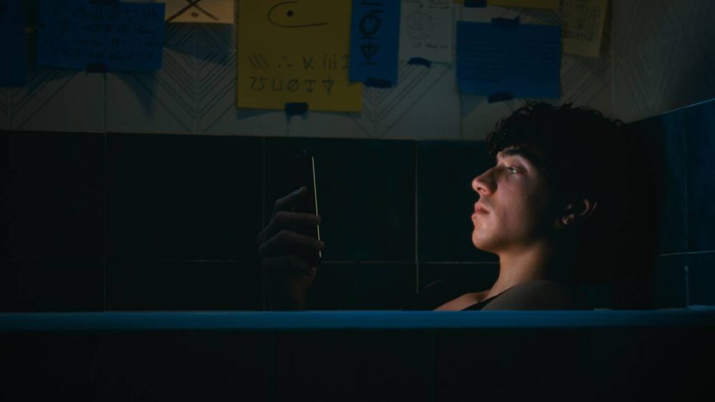 O "doomscrolling" se torna um problema a partir do momento onde buscamos mais e mais informações desnecessárias - Créditos: depositphotos.com / francescosgura