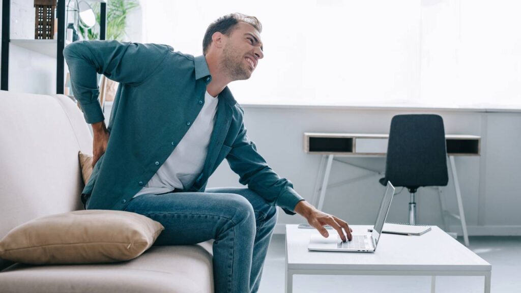 Sua dor nas costas pode estar vindo de algo que você faz todo dia