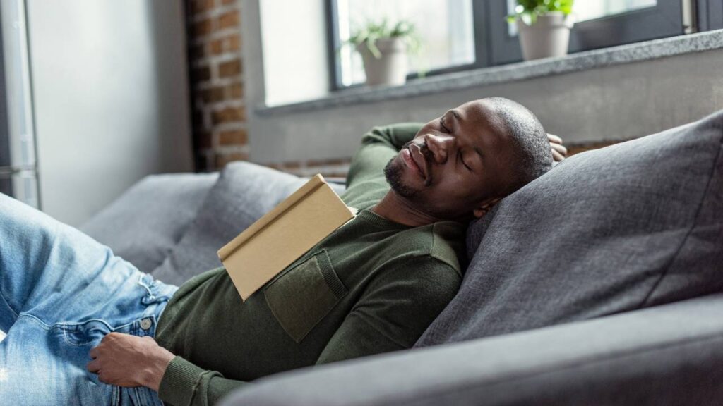 Por que algumas pessoas se sentem cansadas mesmo depois de dormir bem