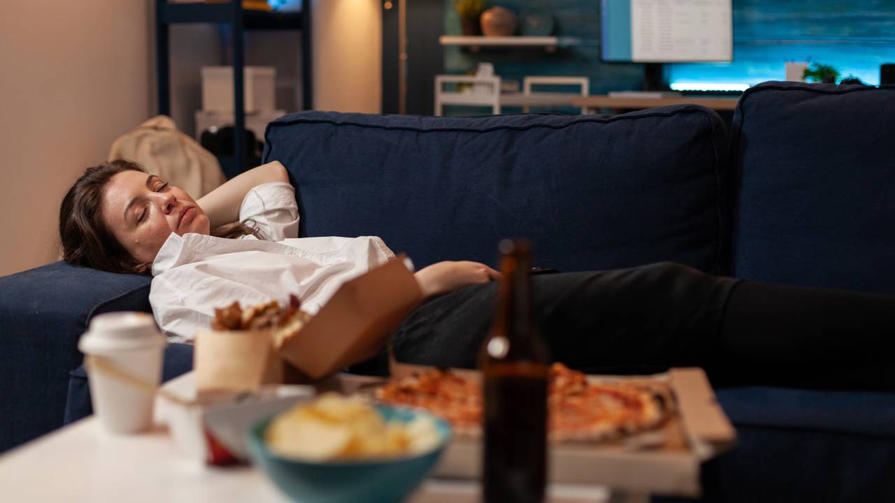 O que realmente ocorre no corpo quando alguém dorme de barriga cheia