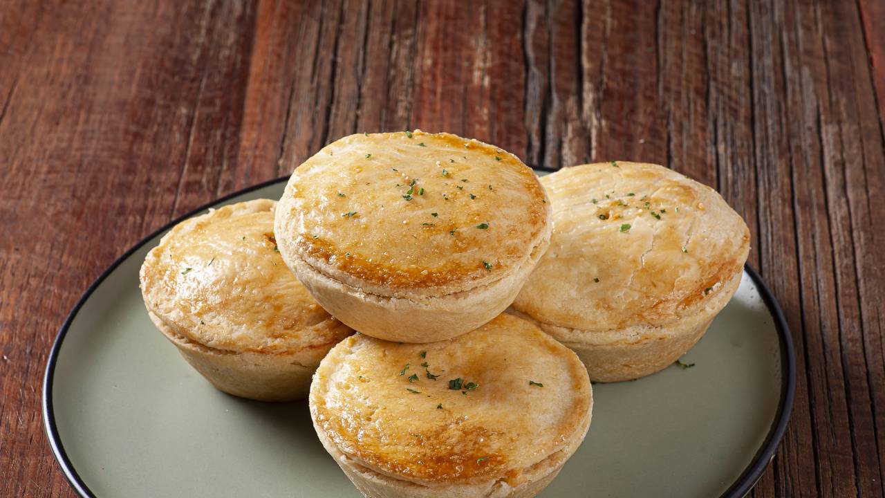 A receita de empadinha de frango que derrete na boca e tem sabor de padaria