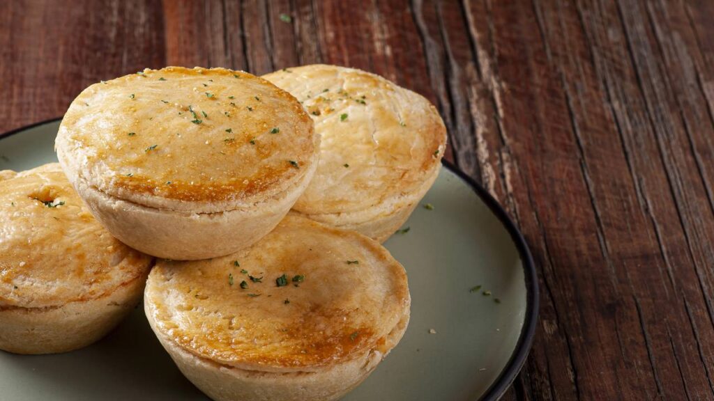 A receita de empadinha de frango que derrete na boca e tem sabor de padaria
