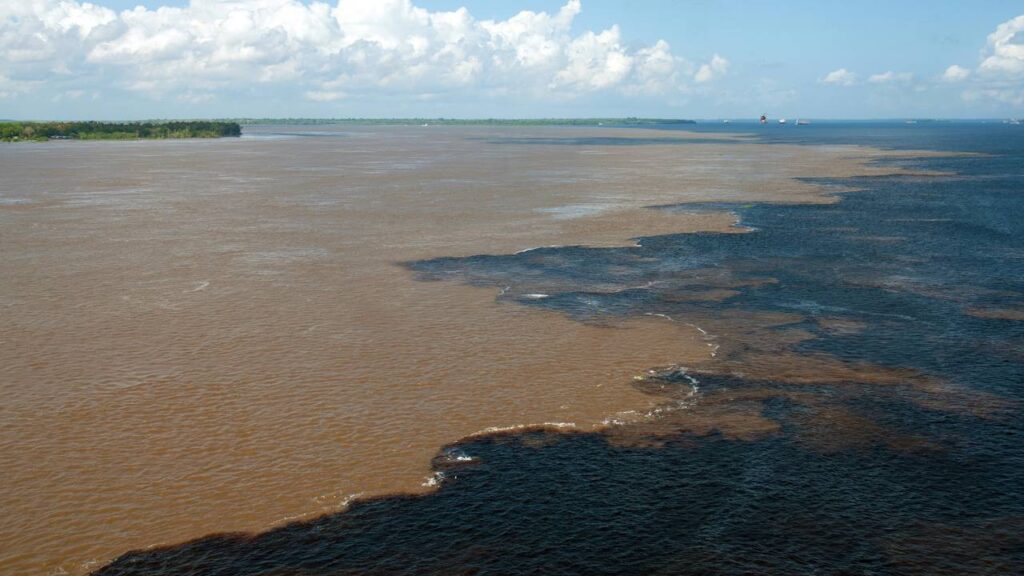 O fenômeno natural que faz o rio parecer ter dois tons ao mesmo tempo