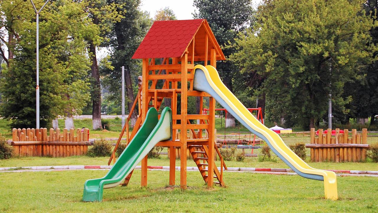 Escorregador danificado leva à condenação do DF após criança sofrer acidente