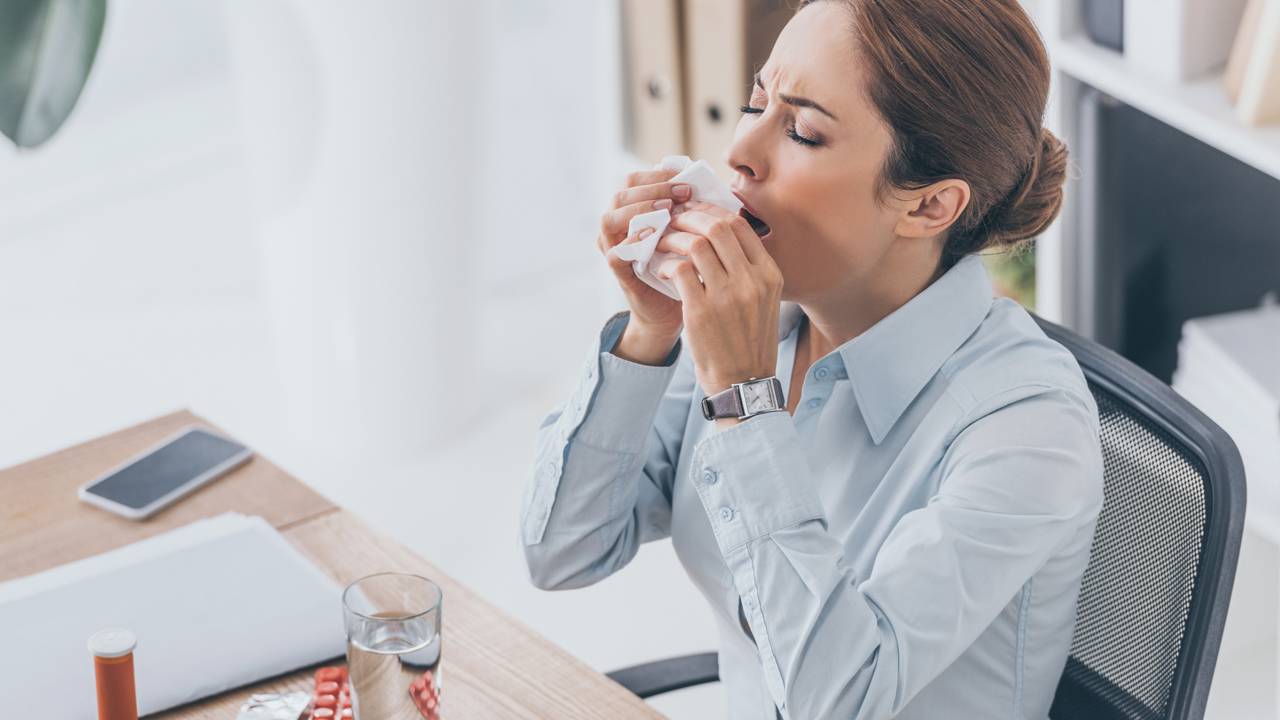 Você prende o espirro? Veja o risco que esse gesto simples pode causar