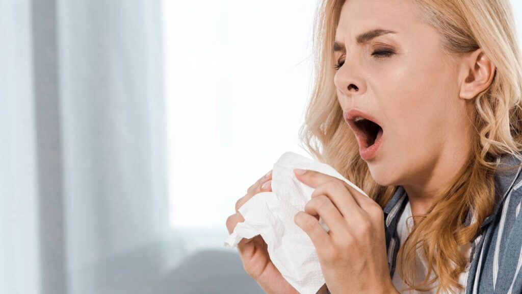 Você prende o espirro? Veja o risco que esse gesto simples pode causar