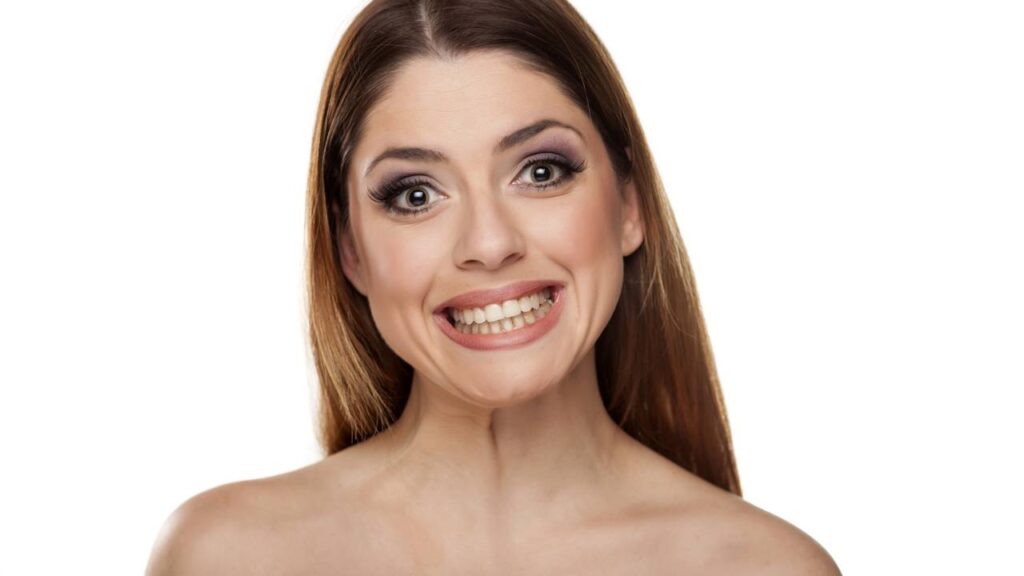 Aquele sorriso forçado, que te deixa em dúvida, já é um grande sinal - Créditos: depositphotos.com / VGeorgiev