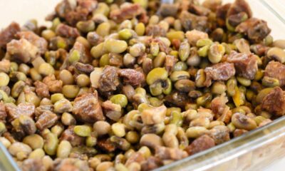 Essa receita de feijão tropeiro une textura perfeita e sabor imbatível