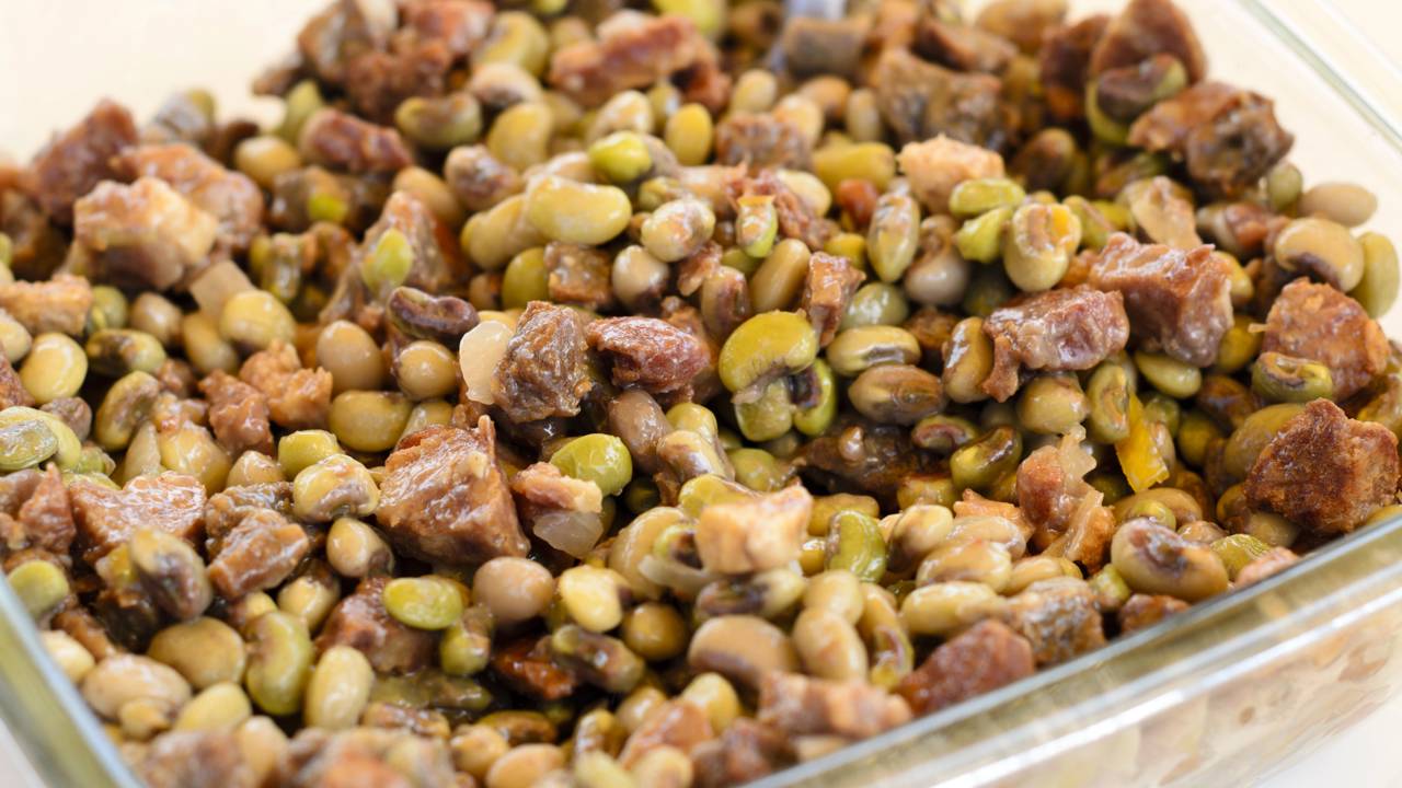 Essa receita de feijão tropeiro une textura perfeita e sabor imbatível