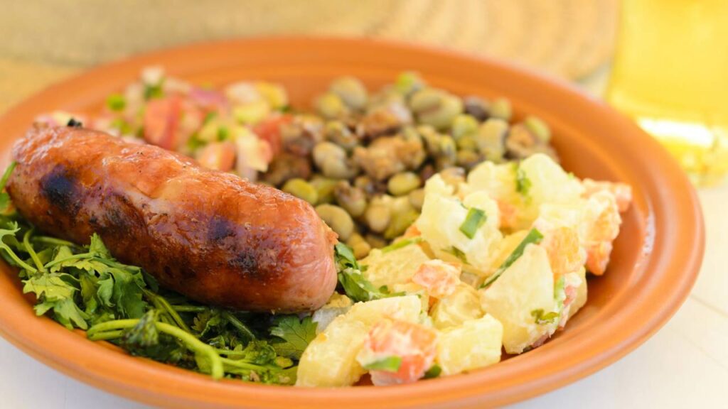 Essa receita de feijão tropeiro une textura perfeita e sabor imbatível 