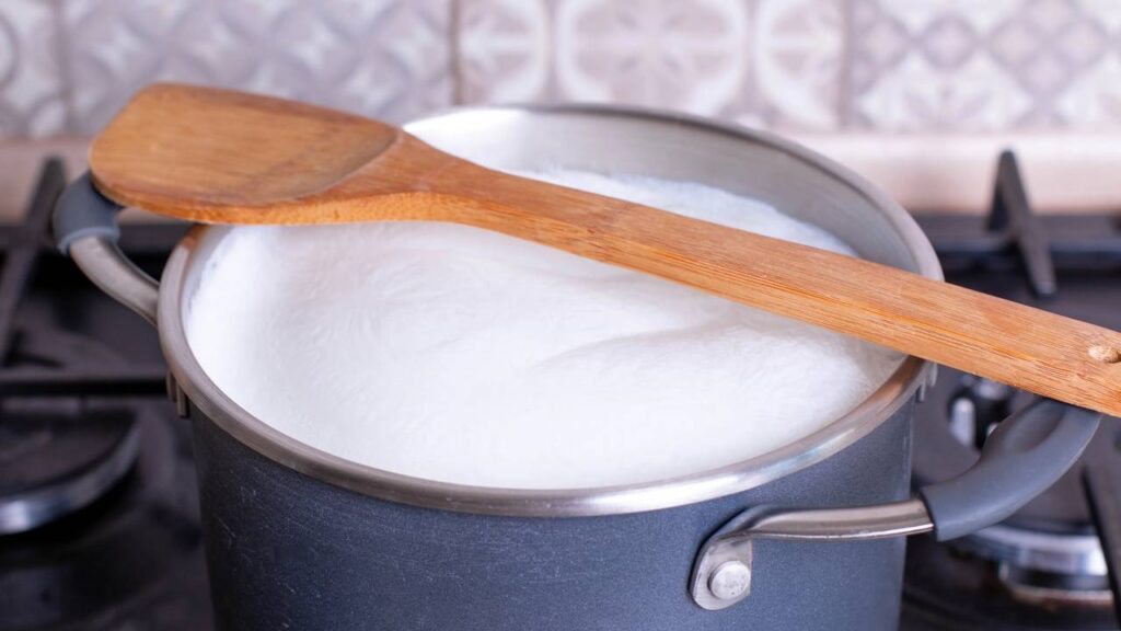 O motivo de o leite ferver e transbordar em segundos