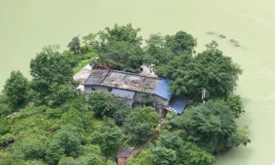 Família vive em casa no meio de rio profundo e cercada por cânions gigantes na China