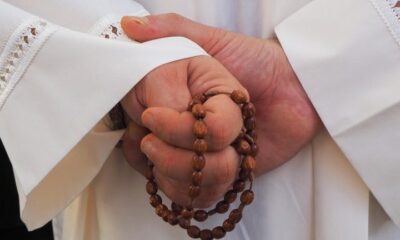 Diocese se manifesta após padre agredir locutor que criticou restauração de obra da Santa Ceia em MG