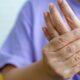 Veja por que você sente formigamentos nas mãos com tanta frequência