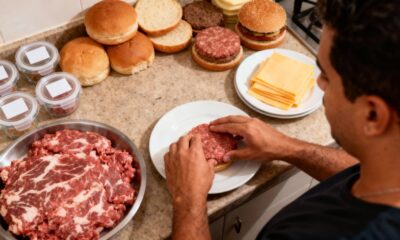 O hambúrguer artesanal que cabe no bolso e rende muito mais do que o da hamburgueria