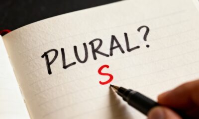 Essa palavra tem plural no meio, não no final