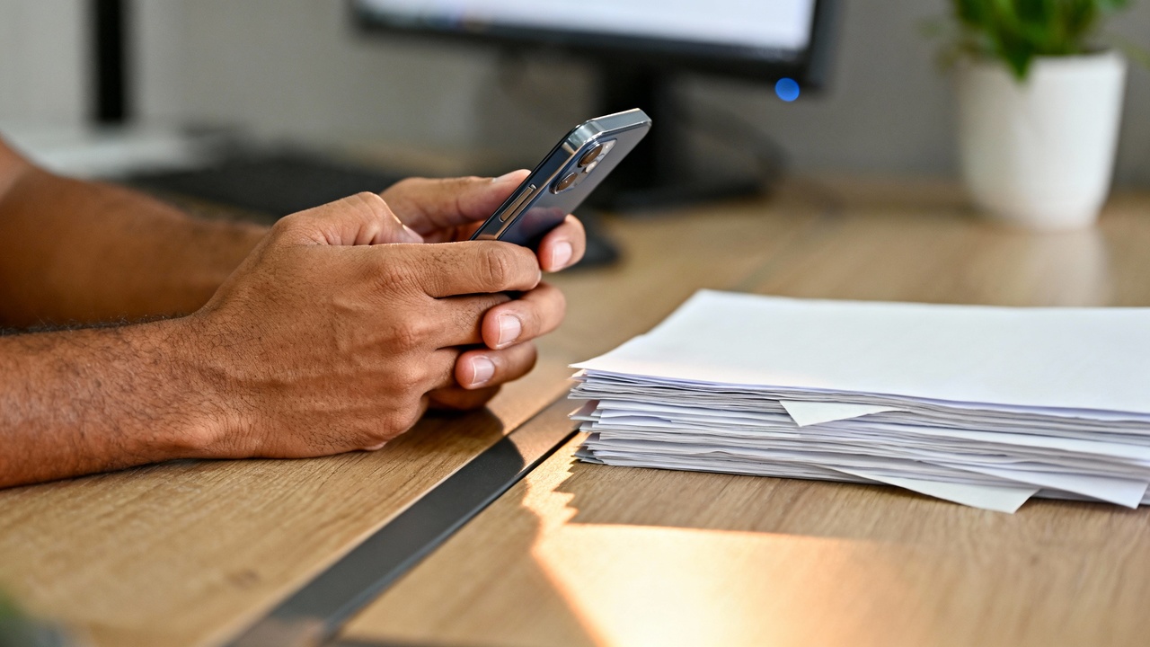 Quando adiar tarefas vira autossabotagem emocional disfarçada de distração