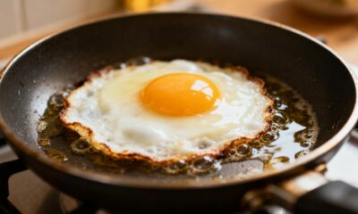 Não use só óleo para fritar ovos! Um chef japonês acrescenta "um ingrediente" para aprimorar a textura: ovos fofinhos, macios e com a gema mole