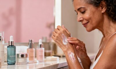 A maquiagem glow realça a pele madura quando equilibra hidratação e controle de oleosidade