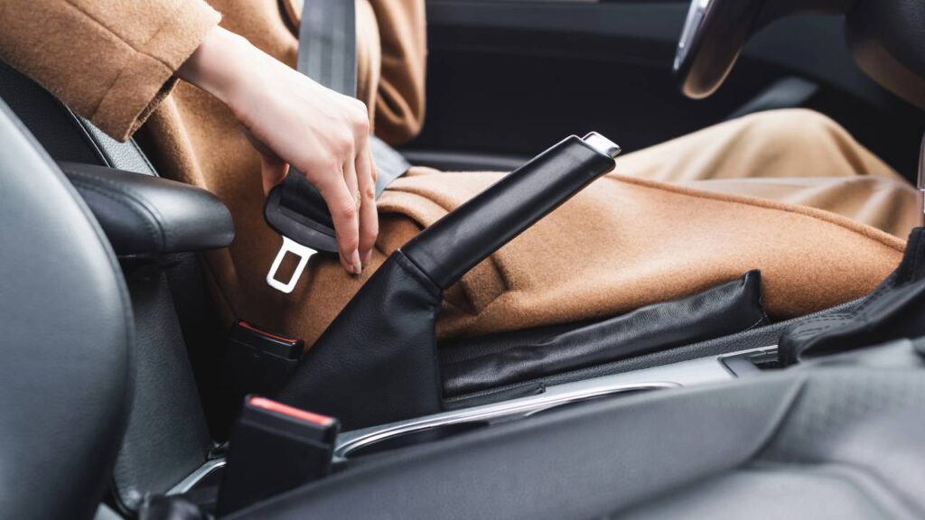 O erro comum com o freio de mão que pode custar caro