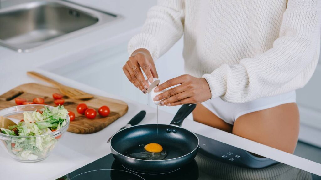 Não use só óleo para fritar ovos! Um chef japonês acrescenta "um ingrediente" para aprimorar a textura: ovos fofinhos, macios e com a gema mole