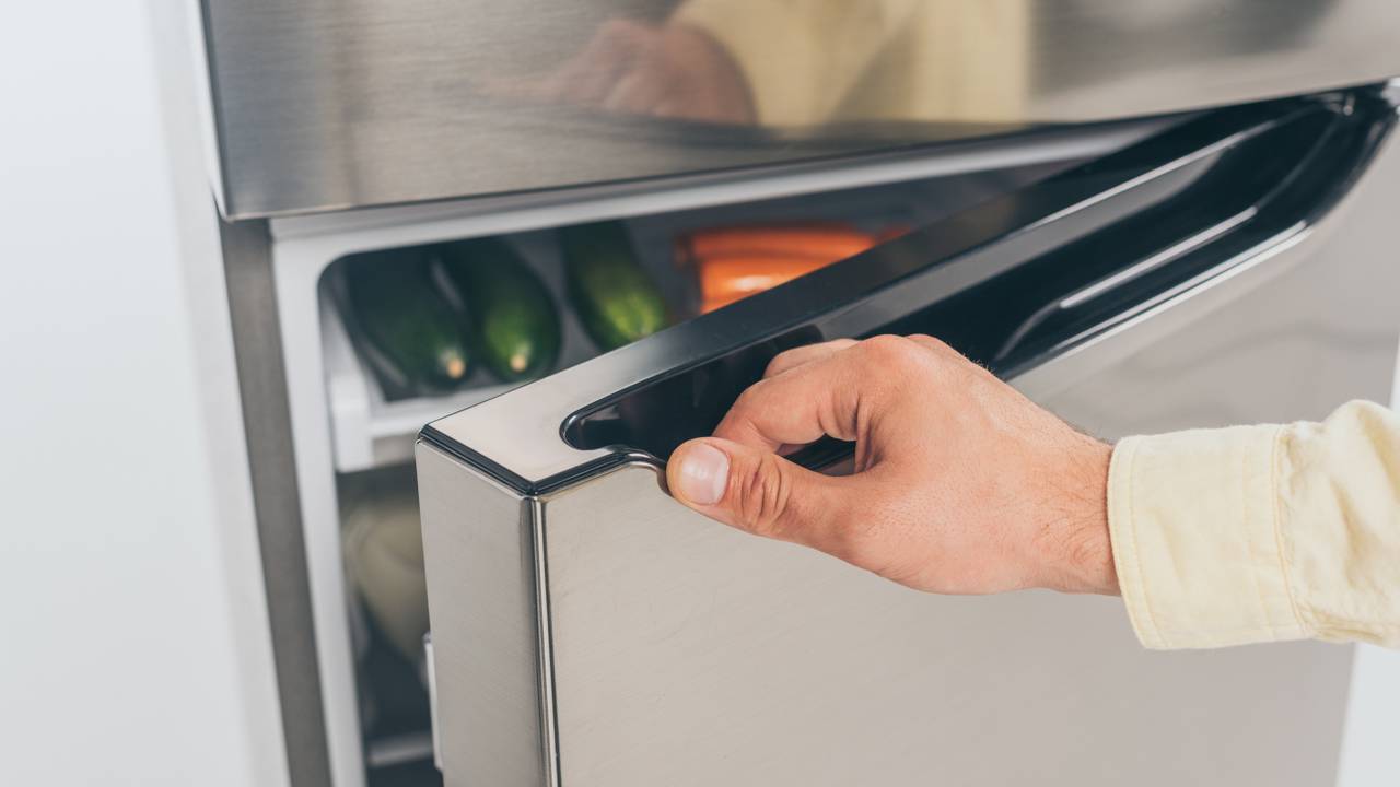 Essa geladeira inverter promete até 40% de economia na conta de luz