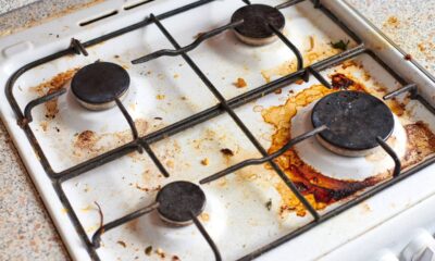 Misturei vinagre e sal grosso e tirei a gordura da cozinha em minutos