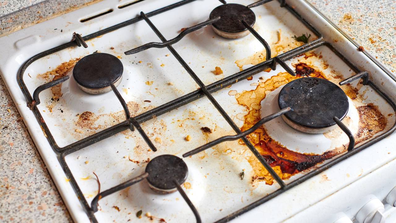 Misturei vinagre e sal grosso e tirei a gordura da cozinha em minutos