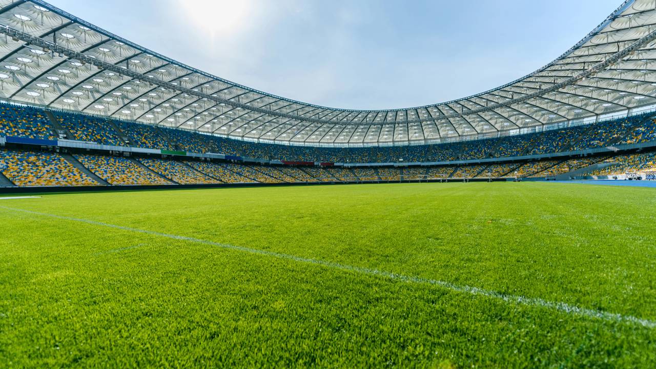 O gramado do estádio não garante só a beleza, mas também a segurança e a fluidez dos jogos - Créditos: depositphotos.com / ArturVerkhovetskiy