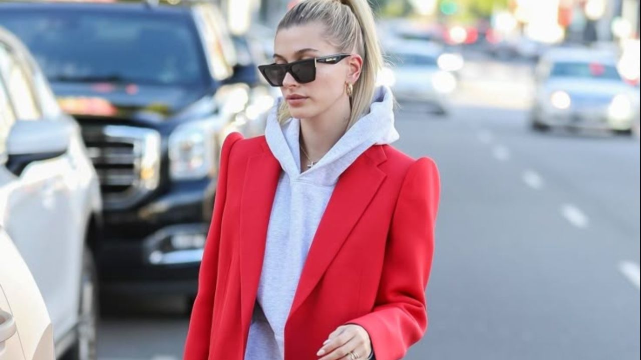 Street style domina as ruas com cores intensas, texturas variadas e influência direta dos famosos