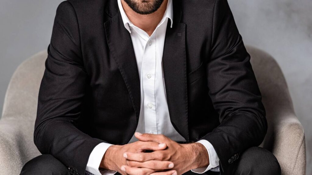 Pesquisas indicam que 60% da comunicação interpessoal ocorre só pelos gestos - Créditos: depositphotos.com / DmitriyAnaniev