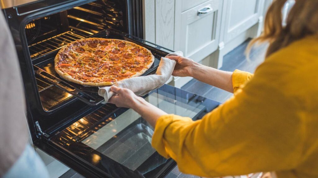 Pizza feita em casa fica até mais saborosa, com aquele gostinho de "eu que fiz" - Créditos: depositphotos.com / SashaKhalabuzar