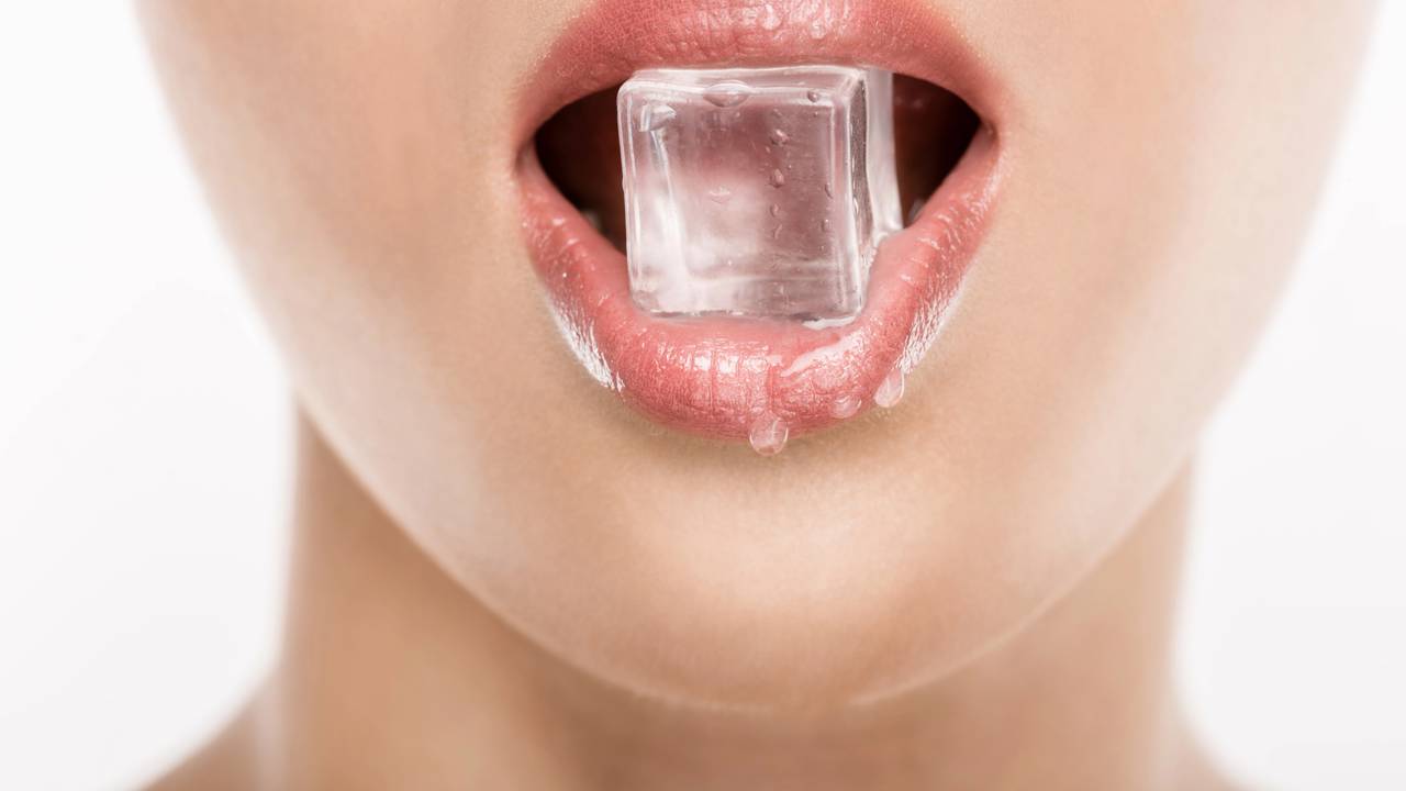 Por que o gelo gruda na língua quando está muito frio