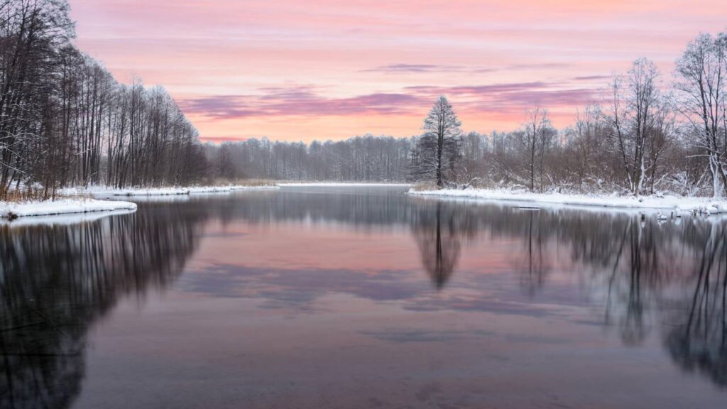 O fenômeno que faz o gelo surgir nas laterais dos lagos antes de chegar ao centro
