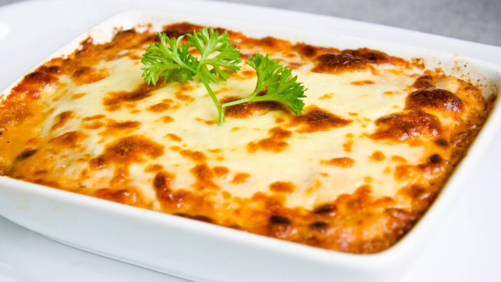 Essa lasanha à bolonhesa tem um molho branco tão cremoso que derrete na boca