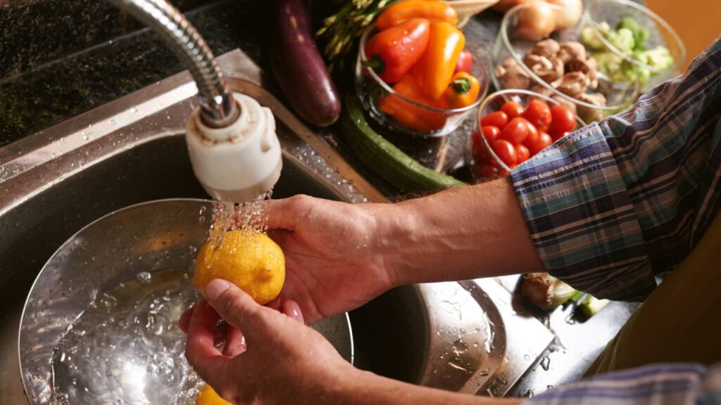 Você pode estar lavando frutas do jeito errado e existe um jeito certo de fazer isso
