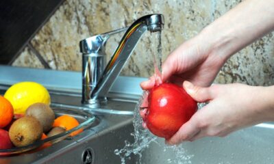Você pode estar lavando frutas do jeito errado e existe um jeito certo de fazer isso