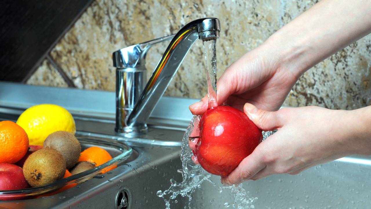 Você pode estar lavando frutas do jeito errado e existe um jeito certo de fazer isso