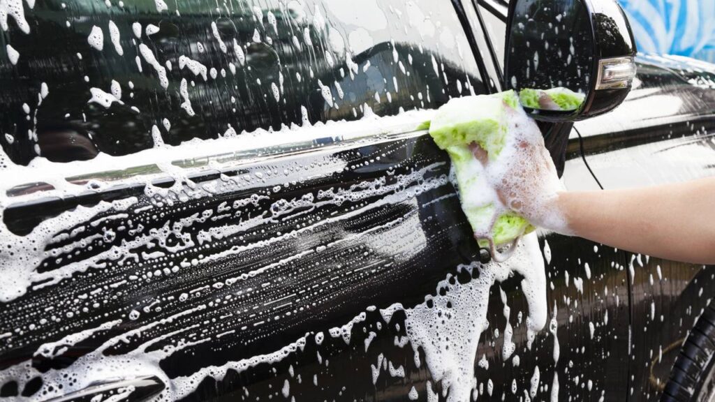 Técnicas simples ajudam a lavar o carro do jeito certo sem gerar marcas visíveis ao sol