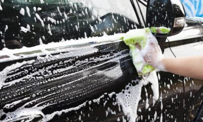 Lavar o carro ao sol pode acabar com a pintura e deixar manchas difíceis de remover