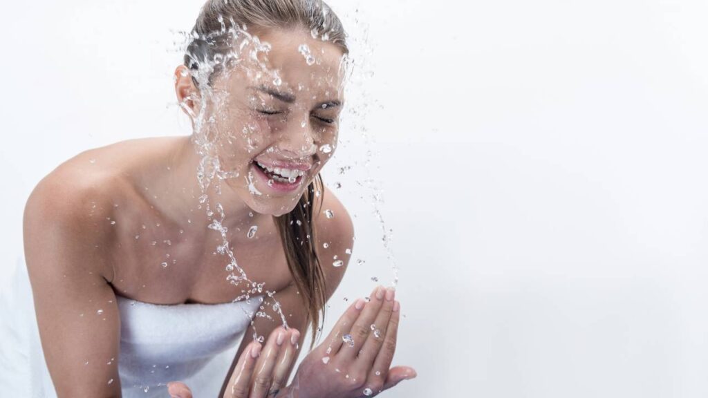 Como lavar o rosto do jeito certo para evitar rugas no futuro