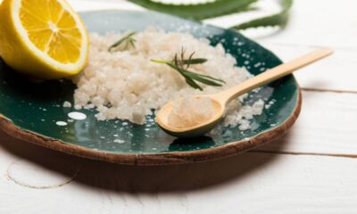 Limão com sal remove mau cheiro e dá brilho ao banheiro em poucos minutos