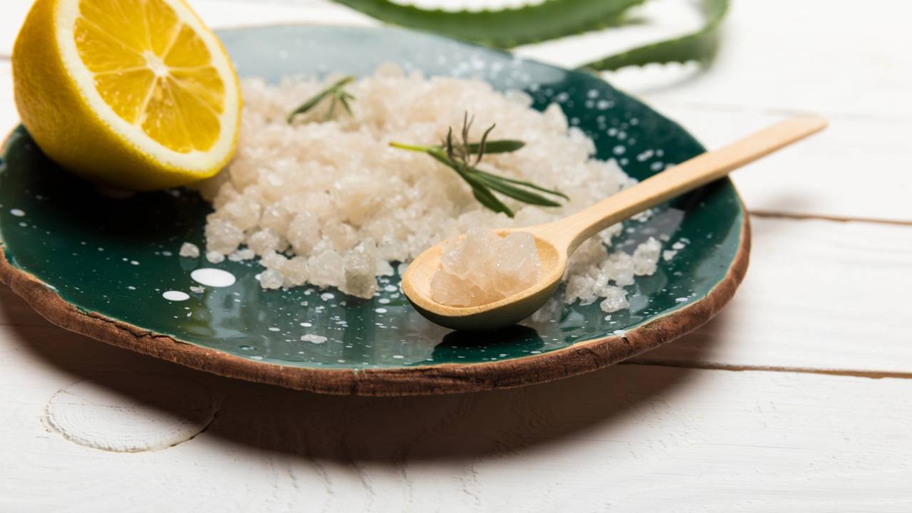 Limão com sal remove mau cheiro e dá brilho ao banheiro em poucos minutos