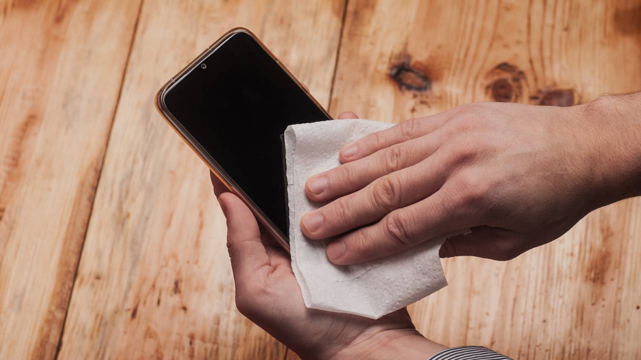 Como limpar o celular sem danificar a tela ou o sistema