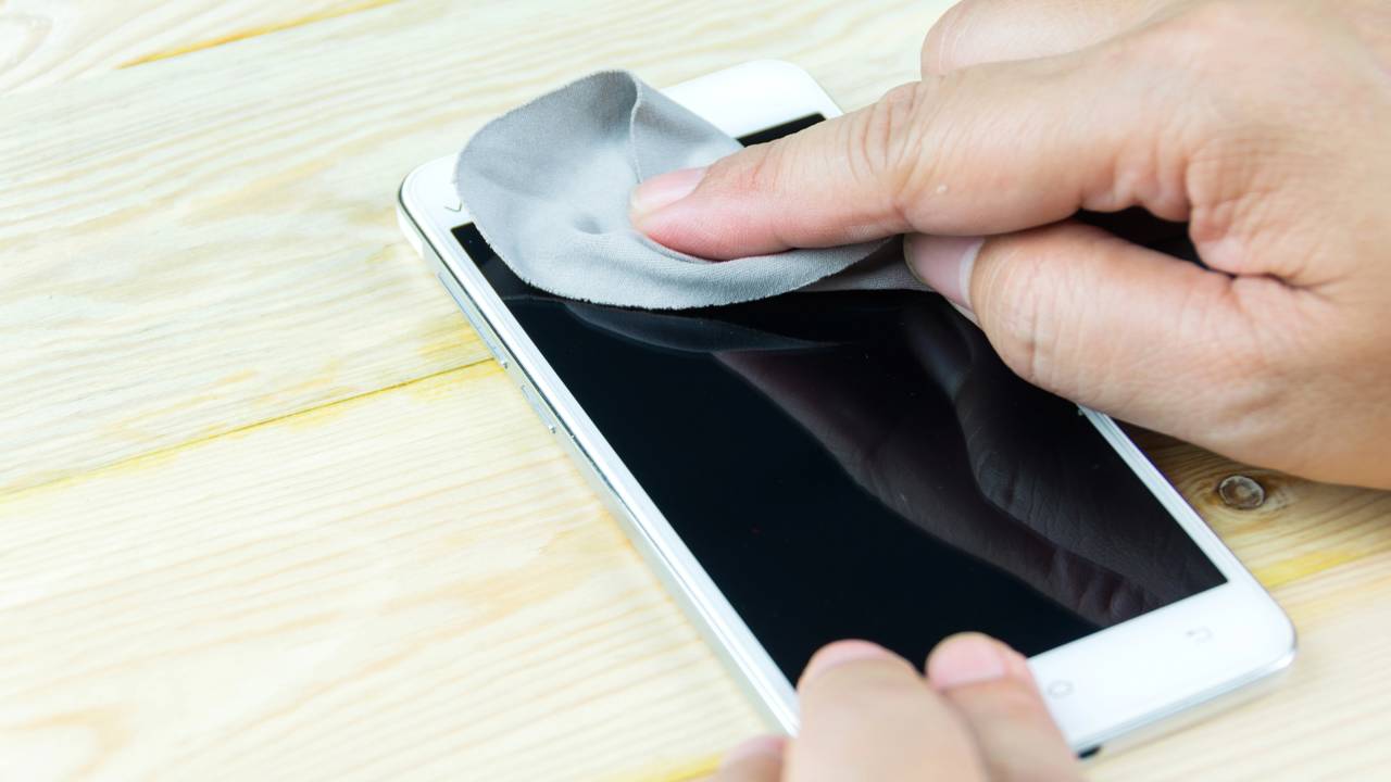 Como limpar o celular sem danificar a tela ou o sistema